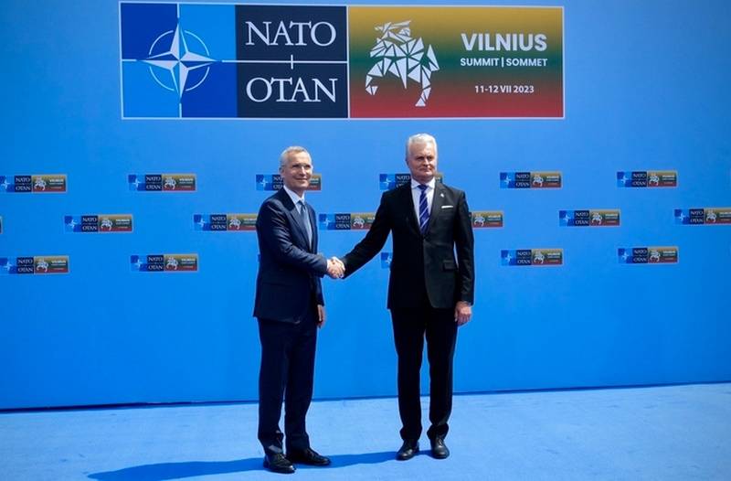 O presidente da Lituânia, Nausėda, pediu à OTAN que quebre o acordo fundamental com a Rússia, cercando-a de bases militares