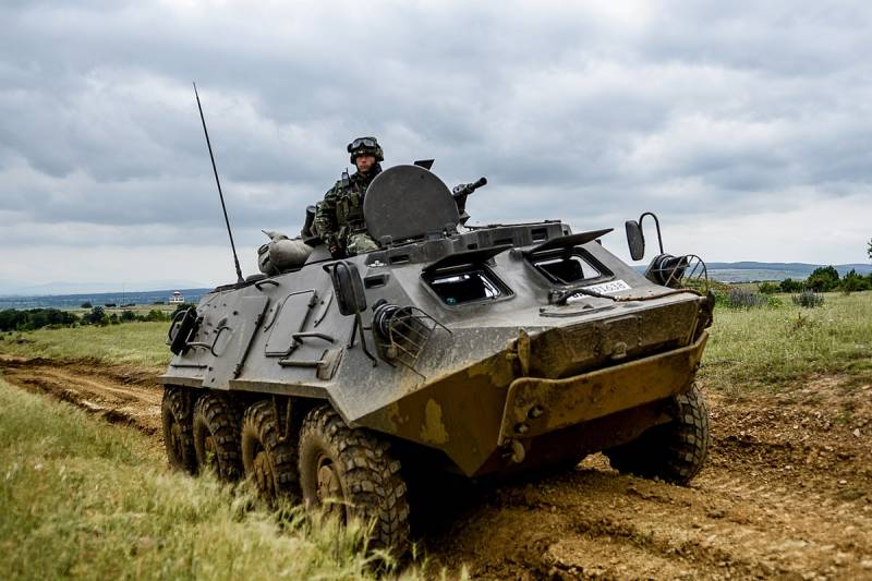 Bulgaria harkitsee noin sadan vanhentuneen Neuvostoliiton panssarivaunun BTR-60 siirtämistä Ukrainaan