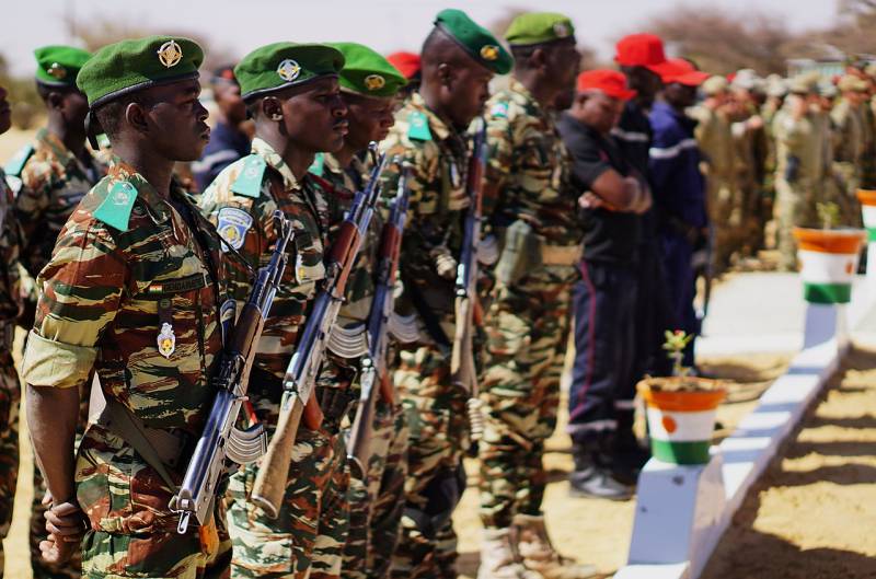 في النيجر ، تستمر محاولة الحرس الرئاسي للتمرد على رئيس الدولة الموالي للغرب