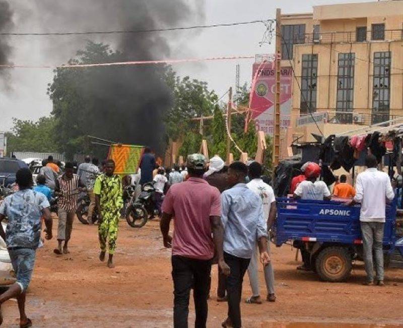 Pariisi uhkaa väkivaltaisella vastauksella Ranskan vastaisiin mielenosoituksiin Nigerissä