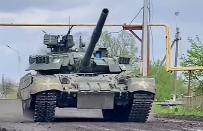Trofeo tanque raro T-80UE-1 visto en servicio con las Fuerzas Armadas de Ucrania