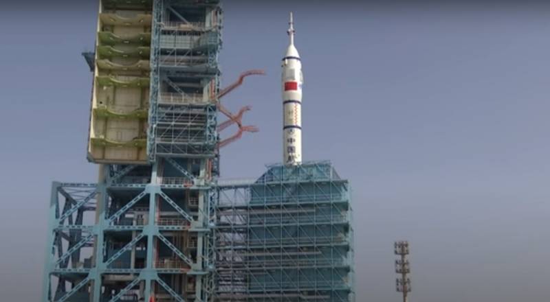 중국의 선저우 16호 우주선의 승무원들이 첫 우주 유영을 합니다.