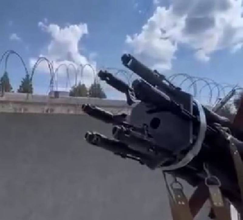 Украинские боевики попытались решить проблему дефицита средств ПВО, смастерив «зенитку» из АК