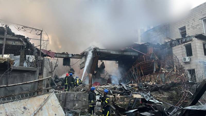 La procura di Kiev ha pubblicato le foto delle conseguenze di un attacco missilistico delle forze armate russe contro una delle imprese del regime di Kiev