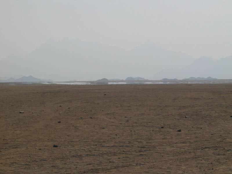 Miraggio inferiore nel deserto arabico. A causa della rifrazione della luce, è possibile vedere l'acqua in lontananza, che in realtà è un riflesso del cielo