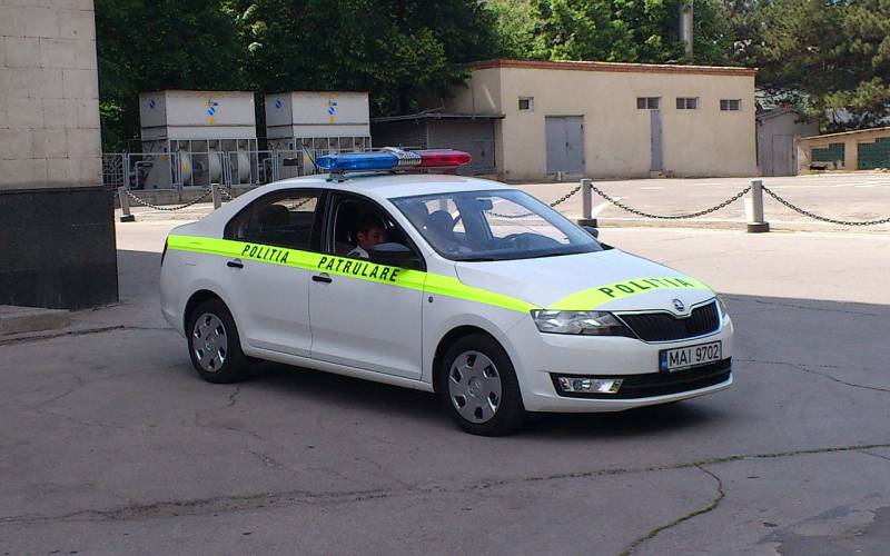चिसीनाउ में एक कार ने रूसी दूतावास के गेट को टक्कर मार दी, ड्राइवर को पुलिस पहले ही हिरासत में ले चुकी है