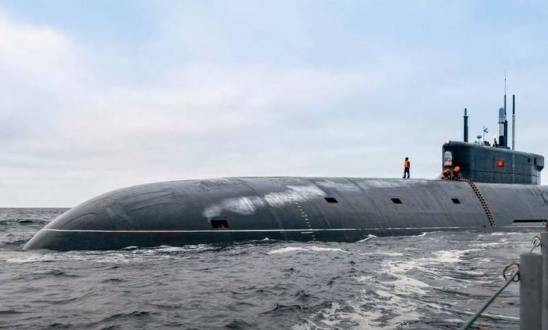 De nieuwste onderzeese raketdrager "Generalissimo Suvorov" begon de internationale marine-overgang naar de plaats van permanente inzet