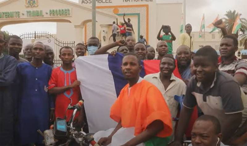 Nigerin uudet viranomaiset irtisanoivat sotilaalliset yhteistyösopimukset Ranskan kanssa ja päättivät suurlähettiläiden valtuudet Pariisissa ja Washingtonissa