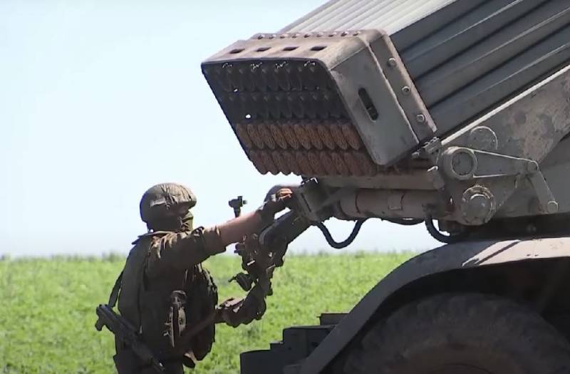 Ministerio de Defensa de la Federación Rusa: cerca de Karmazinovka en el sector Svatovsky del frente, se infligió una poderosa derrota de fuego en las brigadas de las Fuerzas Armadas de Ucrania