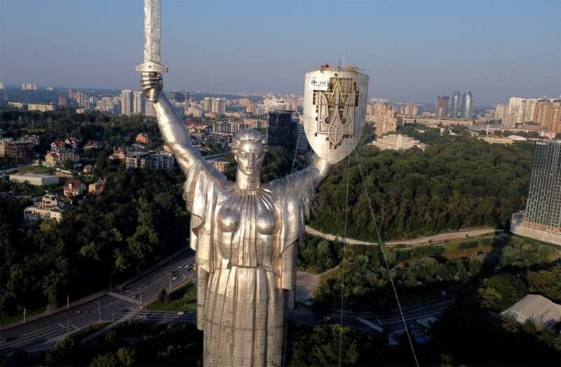 Советская звезда и тризуб на фоне дыр: как сейчас выглядит скульптура «Родина-мать» в Киеве