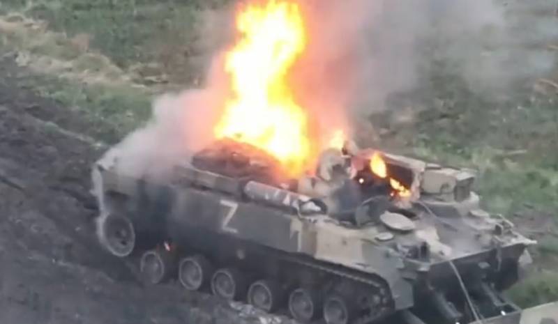 우크라이나 군대는 버려진 러시아 BREM-L "Fugitive"의 파괴를 보여주었습니다.
