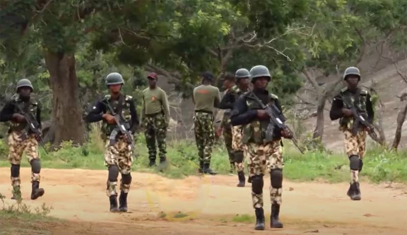Ing puncak negara-negara Afrika Kulon, dheweke setuju nggawe klompok pasukan "kanggo mulihake tatanan konstitusional ing Niger"