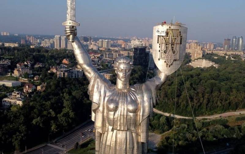 키예프에서 소비에트 기념물 조국에 우크라이나 삼지창 설치 완료