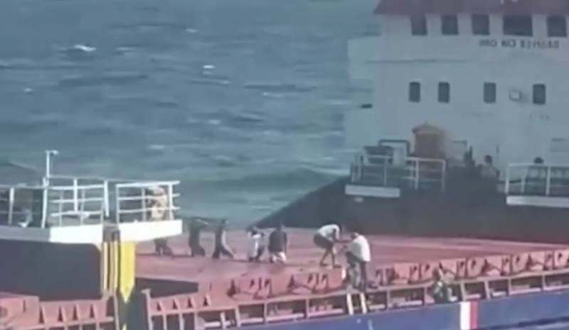 러시아군이 우크라이나 이즈마일 항구로 향하는 건조 화물선을 검사하는 새로운 영상이 있습니다.