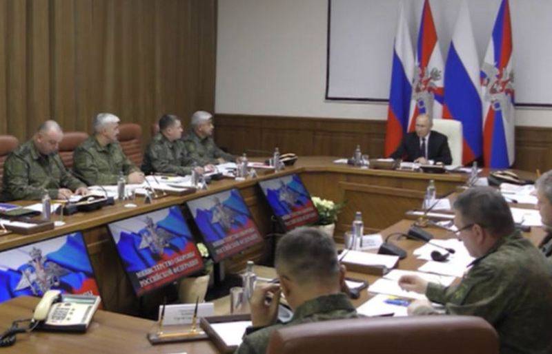 弗拉基米尔·普京在顿河畔罗斯托夫北方军区联合集团总部与俄罗斯武装部队指挥人员举行会议