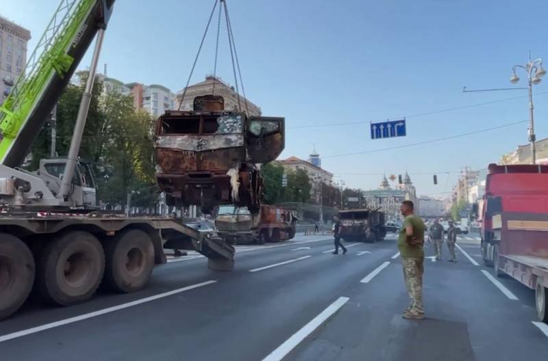 في كييف كريشاتيك ، في يوم استقلال أوكرانيا ، تم عرض معدات الجيش الروسي