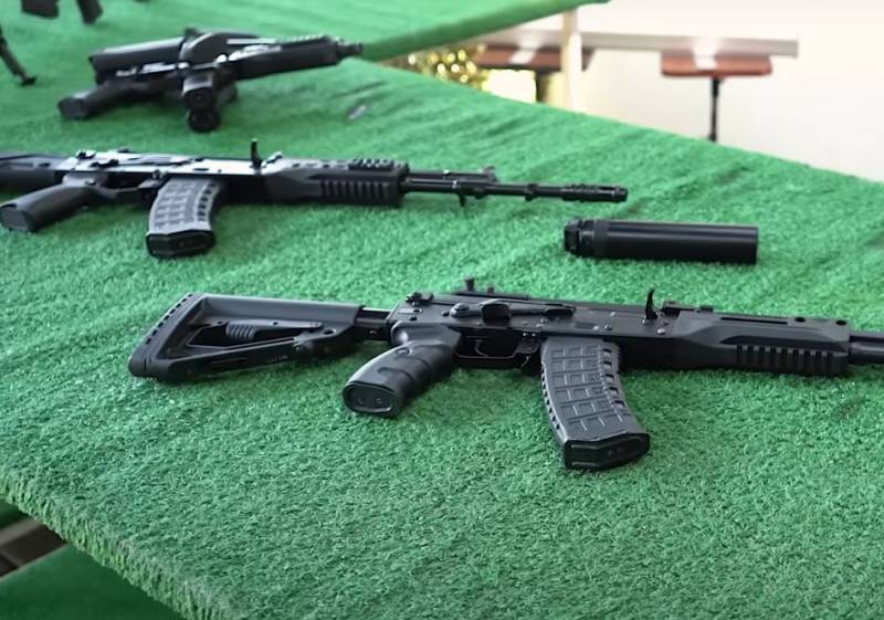 关注的“卡拉什尼科夫”展示了新的轻武器，包括更新的AK-12