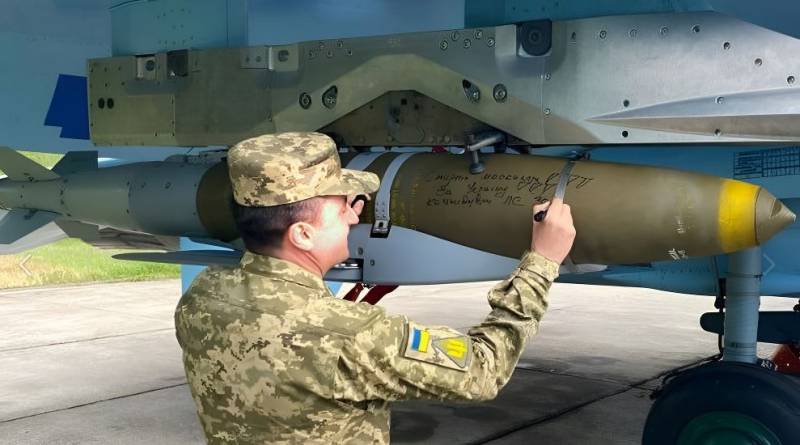 Ukrayna Hava Kuvvetleri, JDAM-ER güdümlü bombası asılı olan Su-27 savaş uçağının fotoğrafını gösterdi