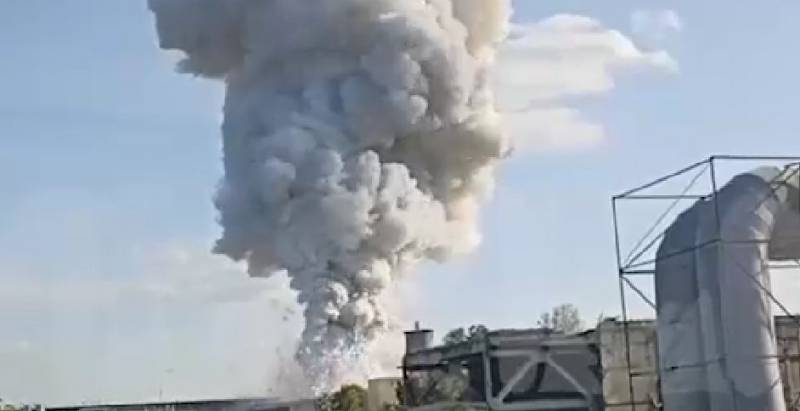 Появились кадры сильного пожара на складе пиротехники в Кемерово