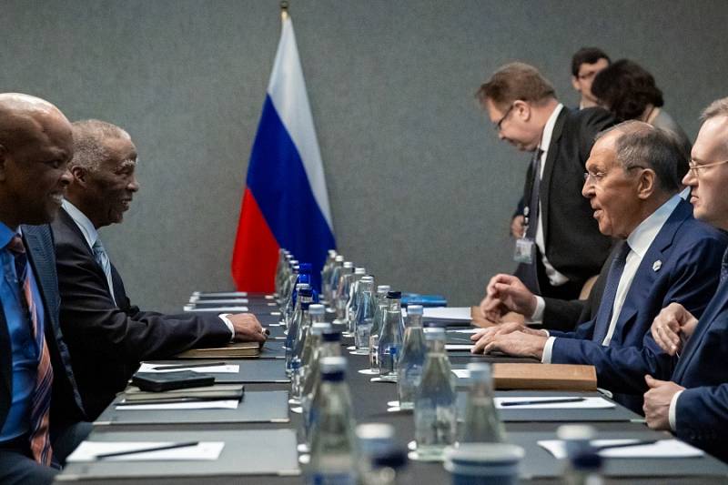 Edisi Barat: menggunakan retorika anti-kolonial, diplomasi Rusia menaklukkan Afrika