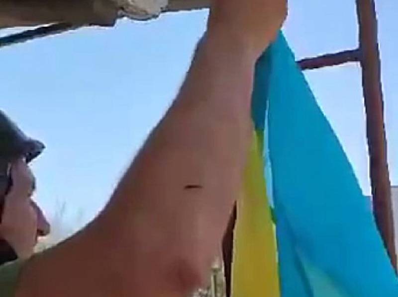 "जल्द ही वे इसे फेंक देंगे": यूक्रेनी सेना जल्दी में थी, एक फोटो शूट के लिए खेरसॉन क्षेत्र में नीपर के बाएं किनारे पर यूक्रेनी ध्वज फहराया गया