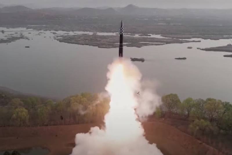 北朝鮮軍が未確認弾道ミサイルを日本海に発射