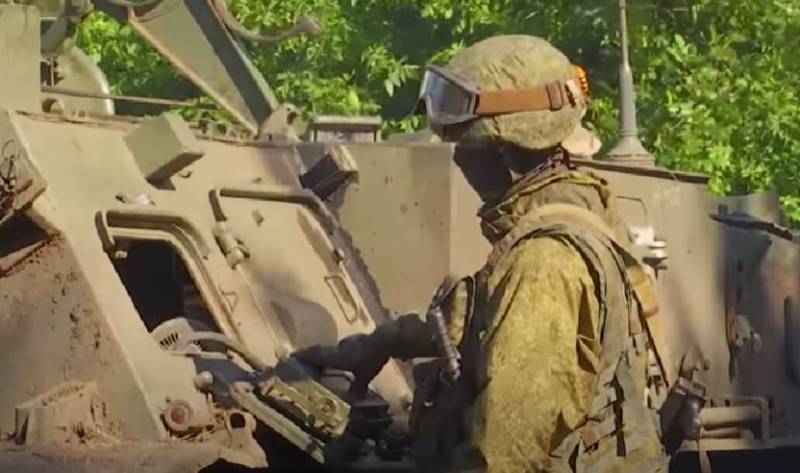 군 특파원: 자포로제 전선에서는 러시아 공수부대가 우크라이나군과 맞서고 있는 라보티노 근처에서 전투가 계속되고 있습니다.