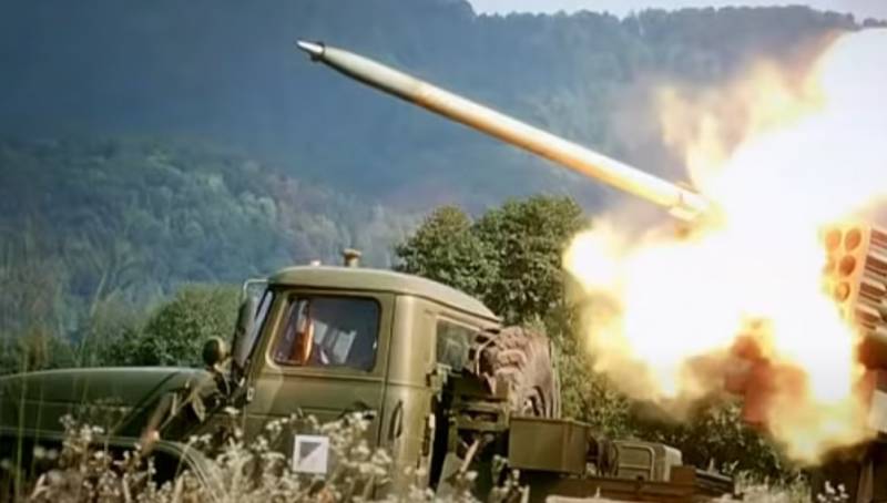 "Ngành công nghiệp quốc phòng rút ra kết luận từ các trận chiến ở Ukraine": giới thiệu MLRS "Tornado-G" dựa trên xe bọc thép "Spartak"