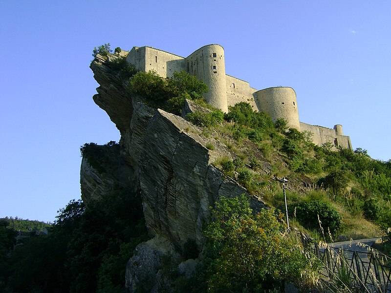 Roccascalegna：悬崖边缘的城堡