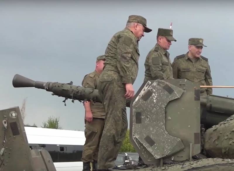 Šéfovi Ministerstva obrany Ruské federace ukázali ukořistěné švédské BMP CV90 a hovořili o jeho „vlastnostech“