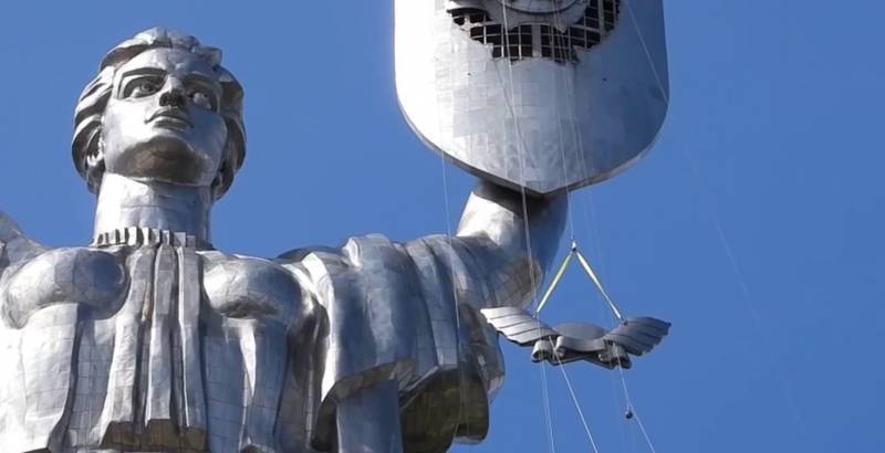 في كييف ، يتم الانتهاء من تفكيك شعار النبالة لاتحاد الجمهوريات الاشتراكية السوفياتية من درع تمثال الوطن الأم