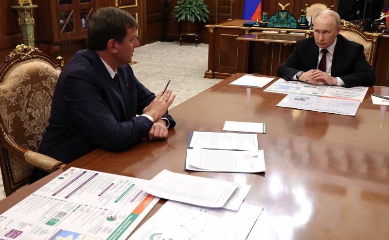 Rusya Devlet Başkanı, Kremlin'de Zaporozhye Bölgesi ve Luhansk Halk Cumhuriyeti başkan vekilleriyle bir gece toplantısı düzenleyerek bölgelerdeki durumu görüştü