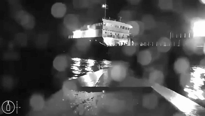 우크라이나 소셜 네트워크는 선박을 공격하는 바다 드론에 의해 촬영된 러시아 유조선 Sig에 대한 공격 영상을 게시합니다.