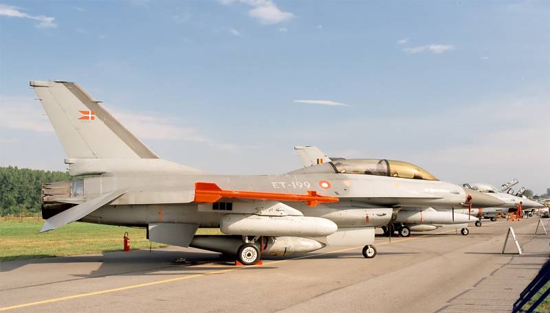 Tám phi công Ukraine bắt đầu huấn luyện tiêm kích F-16 tại Đan Mạch