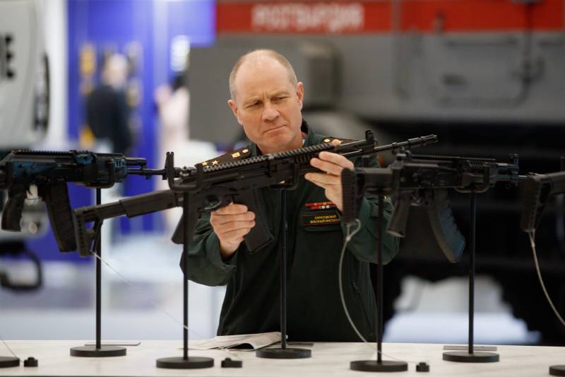 Kalashnikov Concern nampilake versi cendhak anyar saka senapan serbu AK-19 kamar kanggo NATO