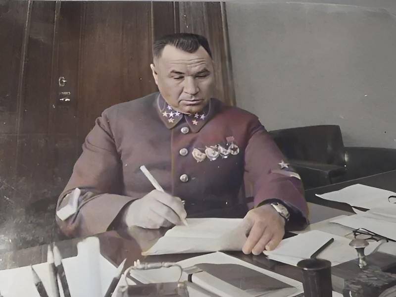 Hän ei luovuttanut omaansa ... Armeijan kenraali Iosif Rodionovich Apanasenkon muistoksi