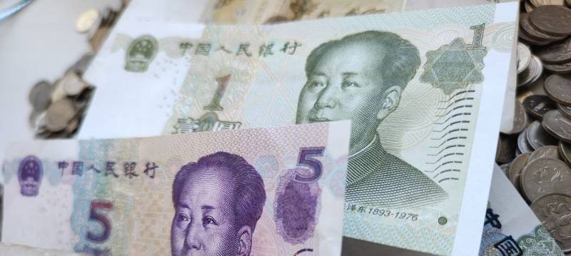 Δυτικοί αναλυτές: Η Κίνα προσπαθεί να στηρίξει το γιουάν πουλώντας ομόλογα του αμερικανικού δημοσίου