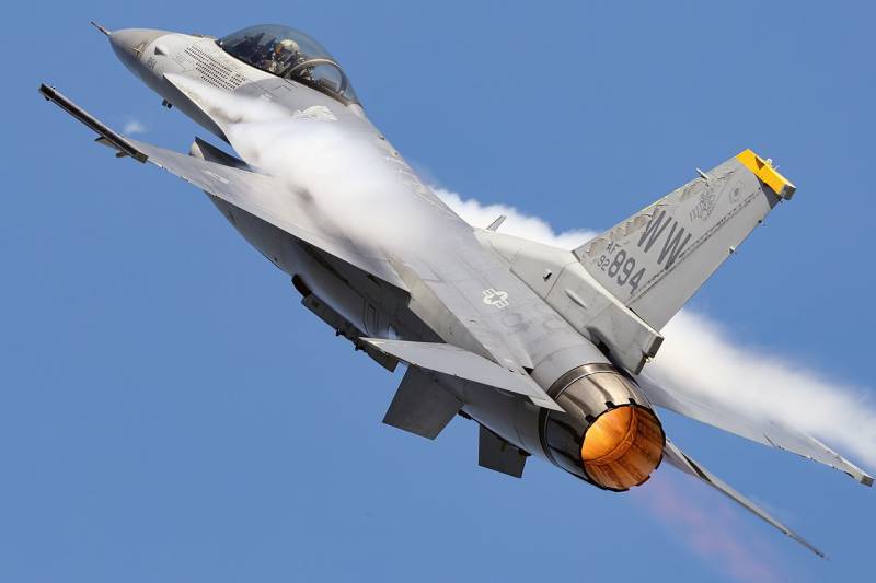 Amerikalı bir askeri uzman, F-16 uçağının Ukrayna'ya transfer edildiğinde RF Silahlı Kuvvetlerinin hava savunmasıyla çarpışmadan sağ çıkamayacağına inanıyor
