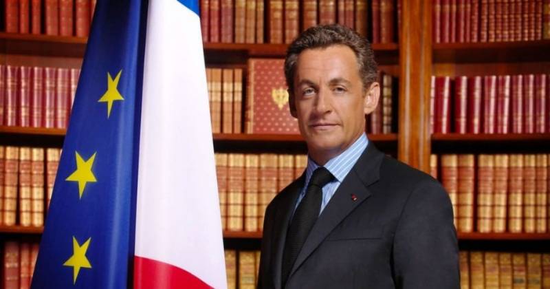 مكتب زيلينسكي ينتقد الرئيس الفرنسي السابق بسبب كلماته حول شبه جزيرة القرم