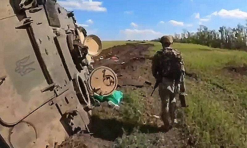 Footage of a column of wrecked vehicles of the Ukrainian Armed Forces after another attack in the Zaporozhye direction is circulating on the network