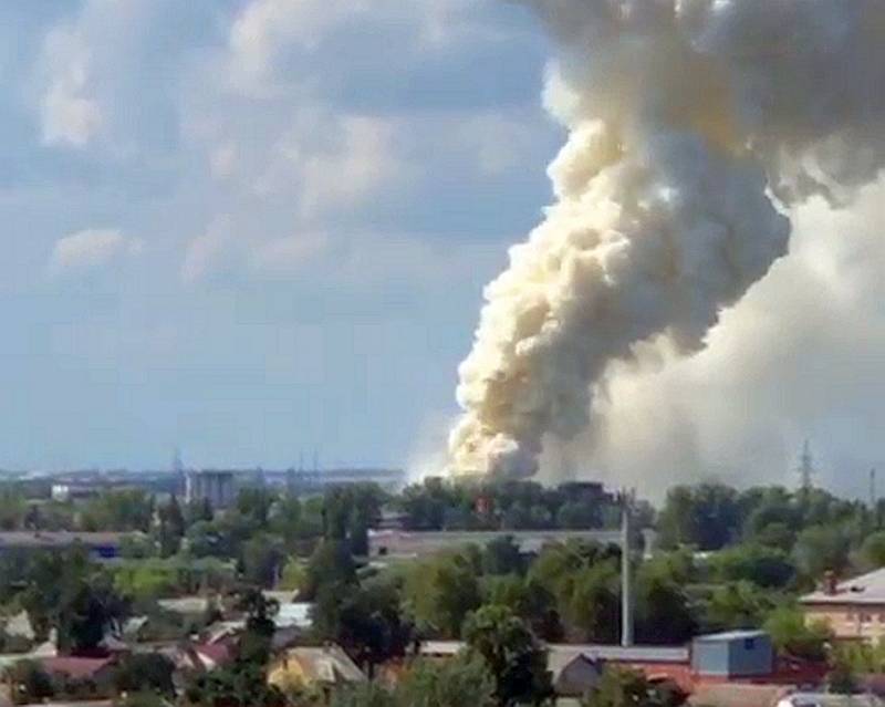 Na aldeia de Achkasovo, perto de Moscou, um forte incêndio ocorreu em uma fábrica de baterias local