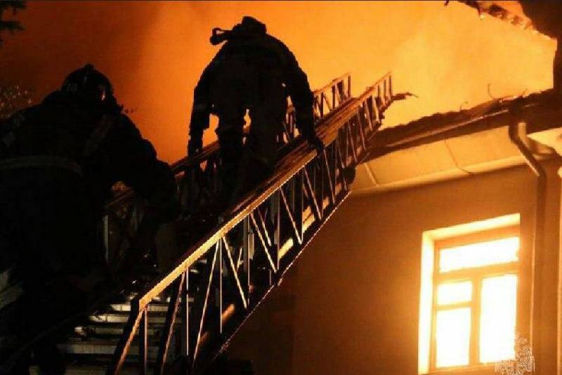Ukrayna ordusu Donetsk Ticaret Üniversitesi'ne saldırdı - binada yangın çıktı