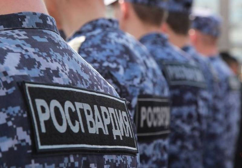 Der Präsident Russlands erlaubte die Mobilisierung seiner ehemaligen Mitarbeiter mit Sonderdienstgraden der Polizei zur Nationalgarde