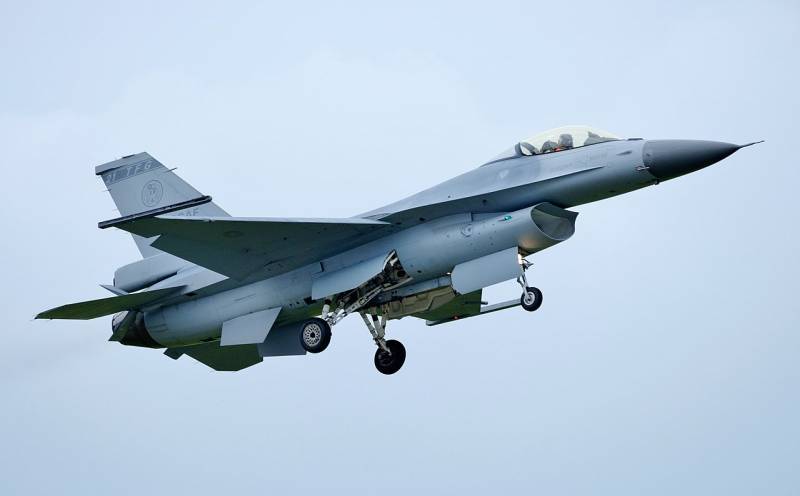 Một phi công của Lực lượng Không quân Đài Loan đã thả nhầm một quả bom 16 kg từ một máy bay chiến đấu F-900 gần một tàu Cảnh sát biển