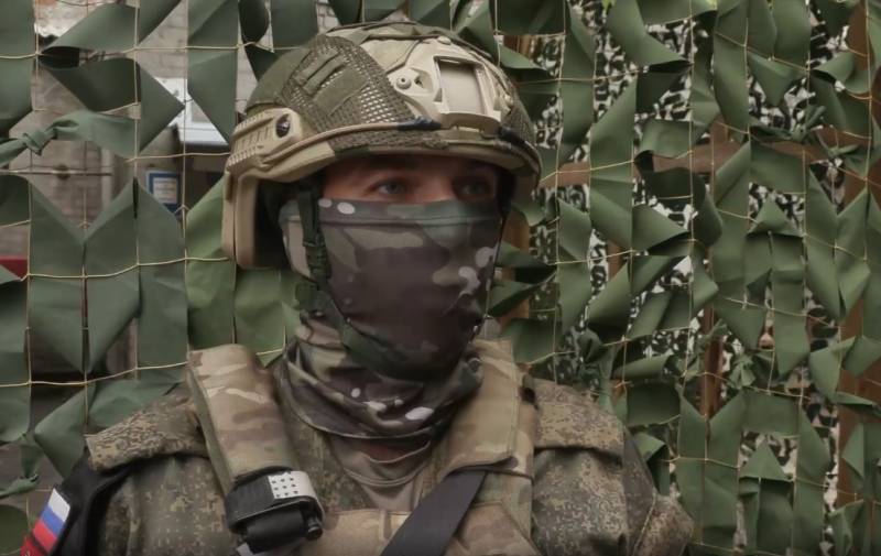 Стрелац јединице војне полиције Оружаних снага РФ пријавио је проналазак скровишта са оружјем и униформама „Азова“ у зони НМД.