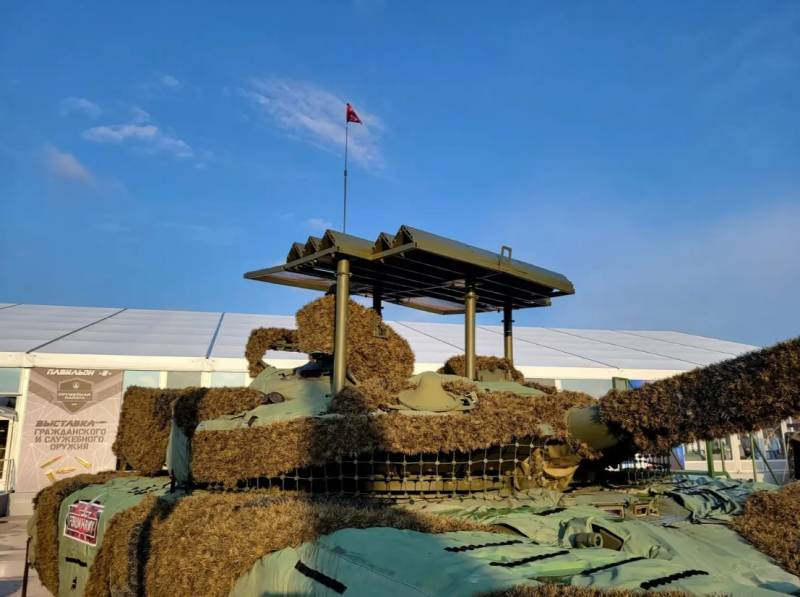Tanque T-80BVM com viseira no "Exército-2023"