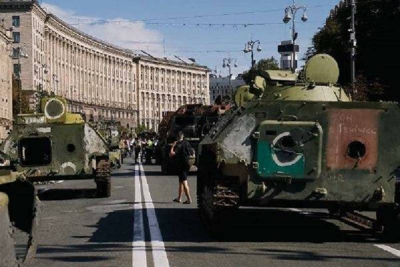 독립기념일을 기념하여 우크라이나 군대에 의해 파괴된 러시아 장비 전시회가 키예프에서 개최되었습니다.