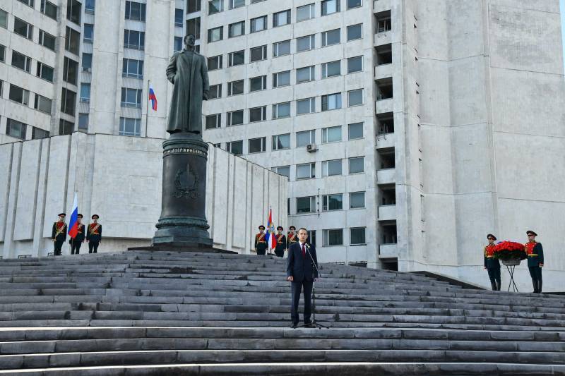 모스크바의 러시아 외무정보국 본부에 제르진스키 기념비가 세워졌습니다.