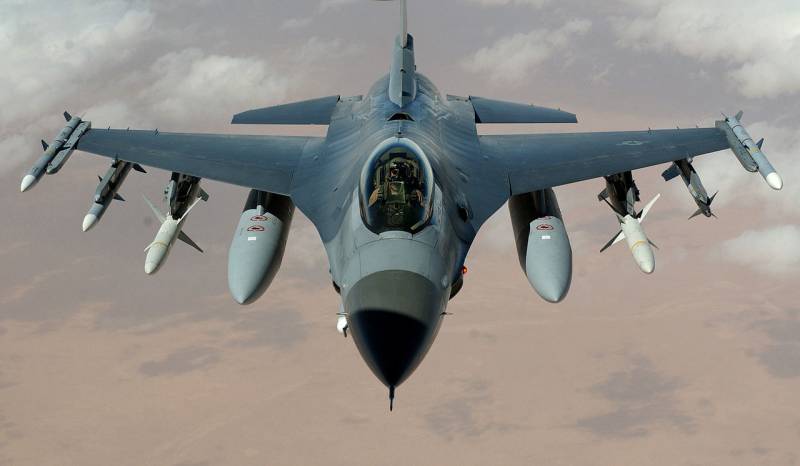 Były przewodniczący Komitetu Wojskowego NATO nie wierzy w możliwość powodzenia Ukrainy na froncie po dostawie myśliwców F-16