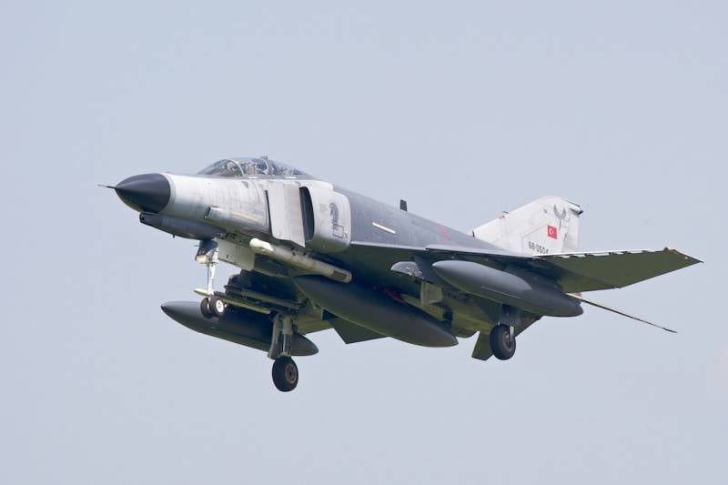 Ein Kampfflugzeug vom Typ F-4 Phantom II der türkischen Luftwaffe ließ seinen Abwurfpanzer auf einem offenen Parkplatz in Ankara fallen